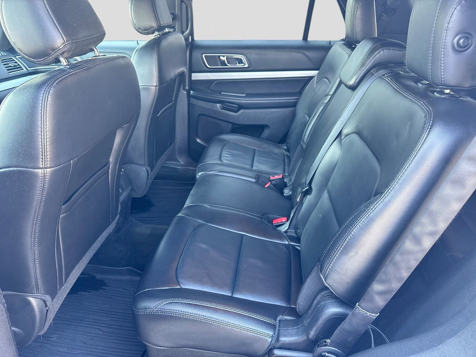 Used 2017 Ford Explorer XLT w/ Equipment Group 202A image 5