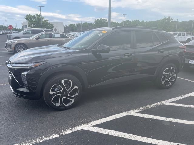 Used 2025 Chevrolet Trax RS w/ Sunroof Package FWD image 1