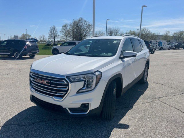 Used 2024 GMC Terrain SLT w/ Infotainment Package II image 3
