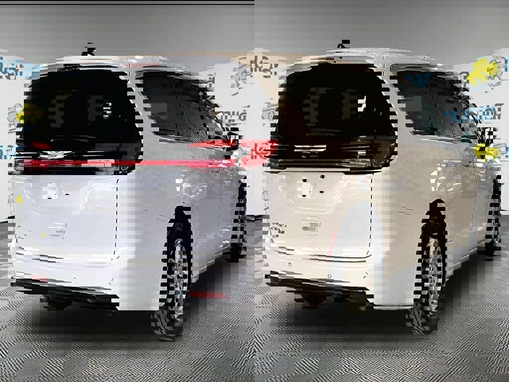 Used 2023 Chrysler Pacifica Touring-L image 6