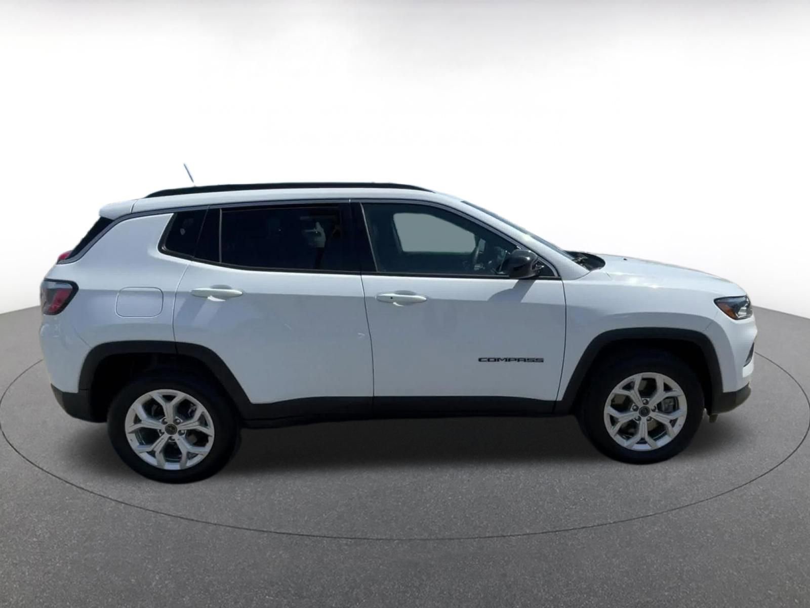 Used 2025 Jeep Compass Latitude AWD/4WD image 16