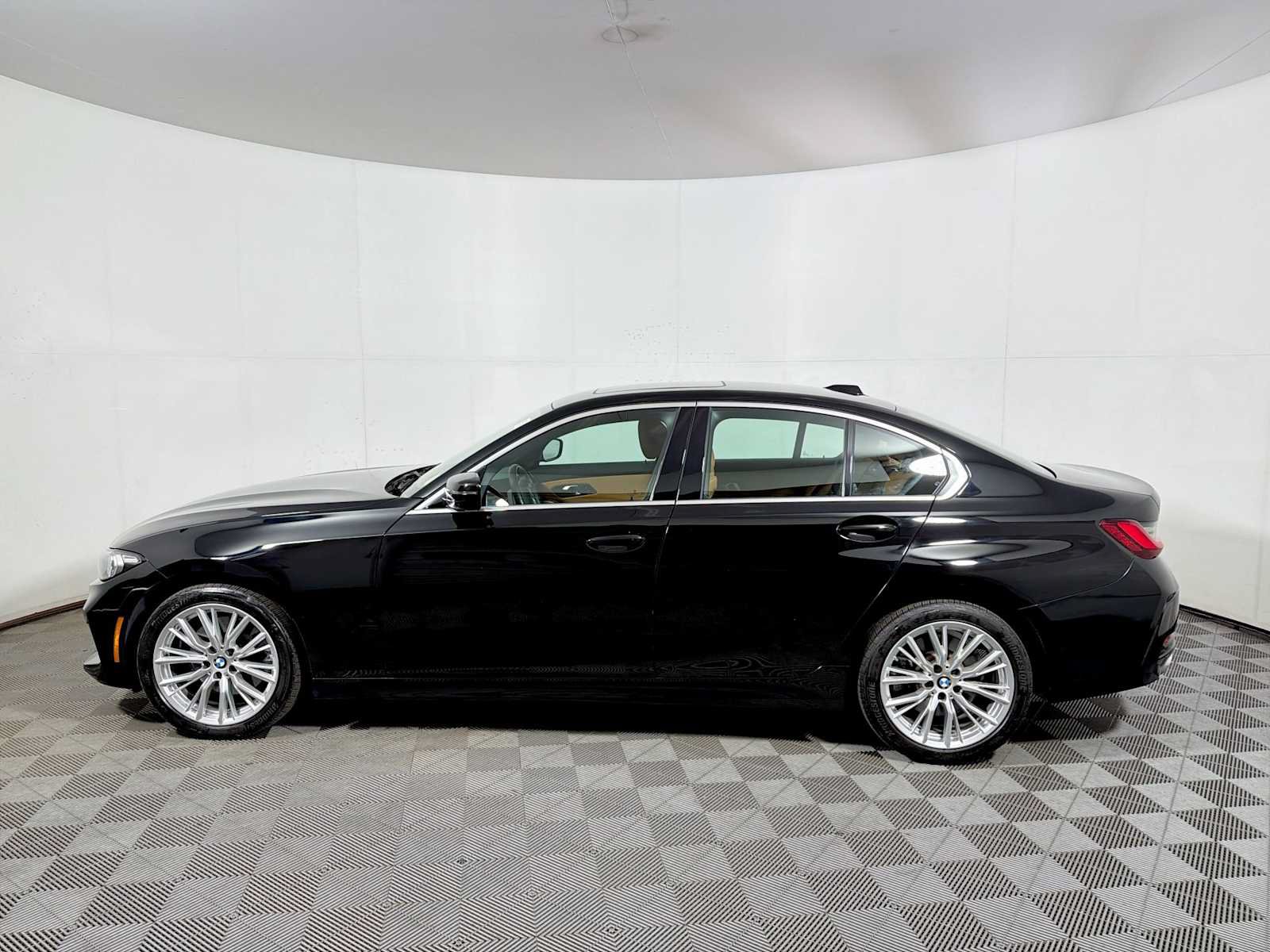 Used 2024 BMW 330i xDrive Sedan w/ Premium Package AWD/4WD image 4