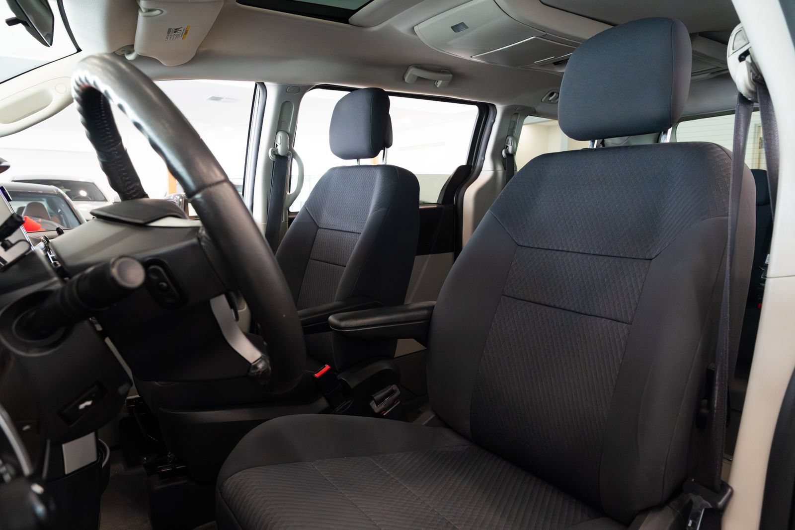 Used 2010 Dodge Grand Caravan SXT FWD image 17