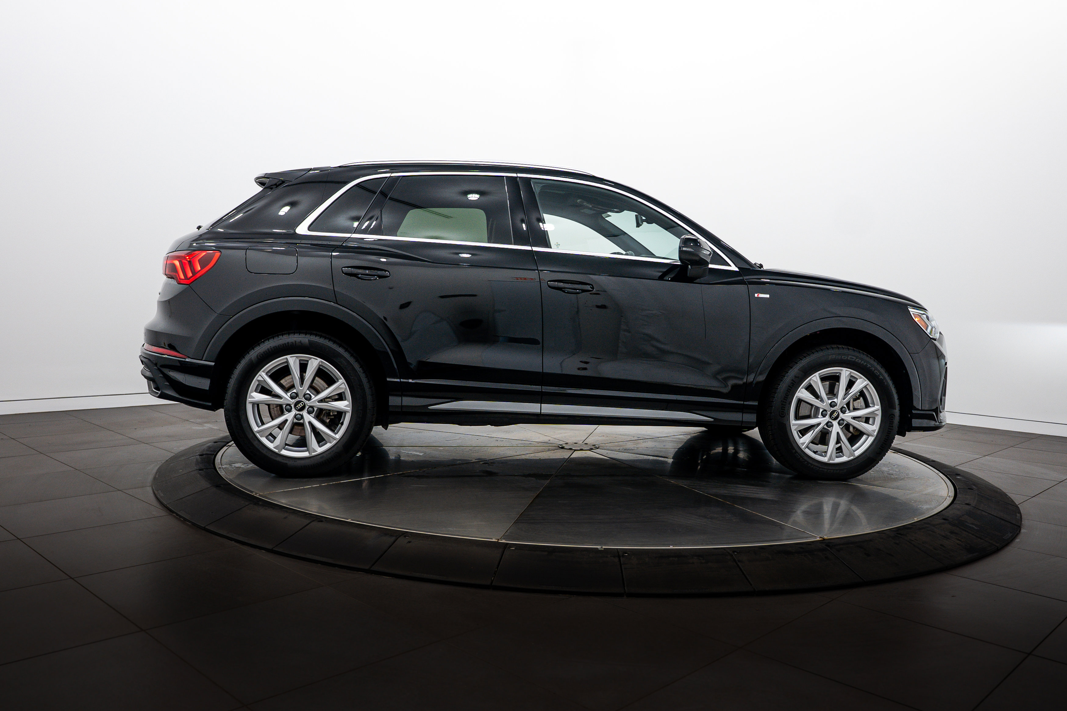 New 2025 Audi Q3 2.0T Premium Plus w/ Premium Plus Package AWD/4WD image 3
