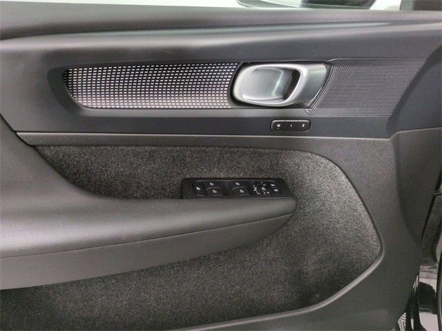 Used 2023 Volvo XC40 B5 Plus image 18