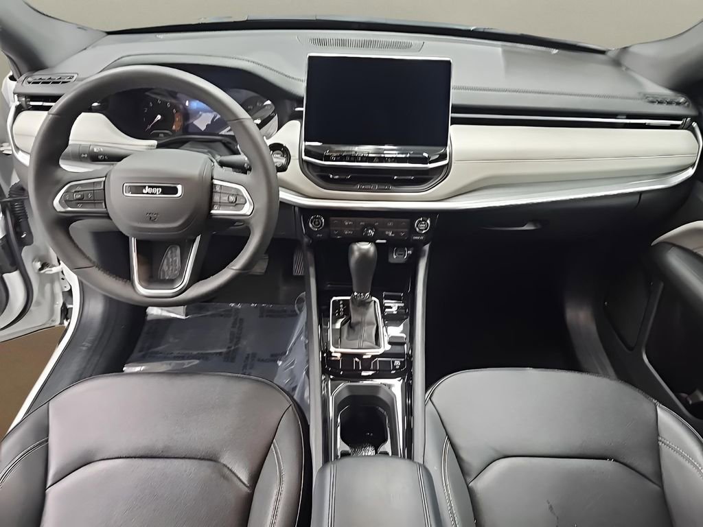 Used 2025 Jeep Compass Limited image 21