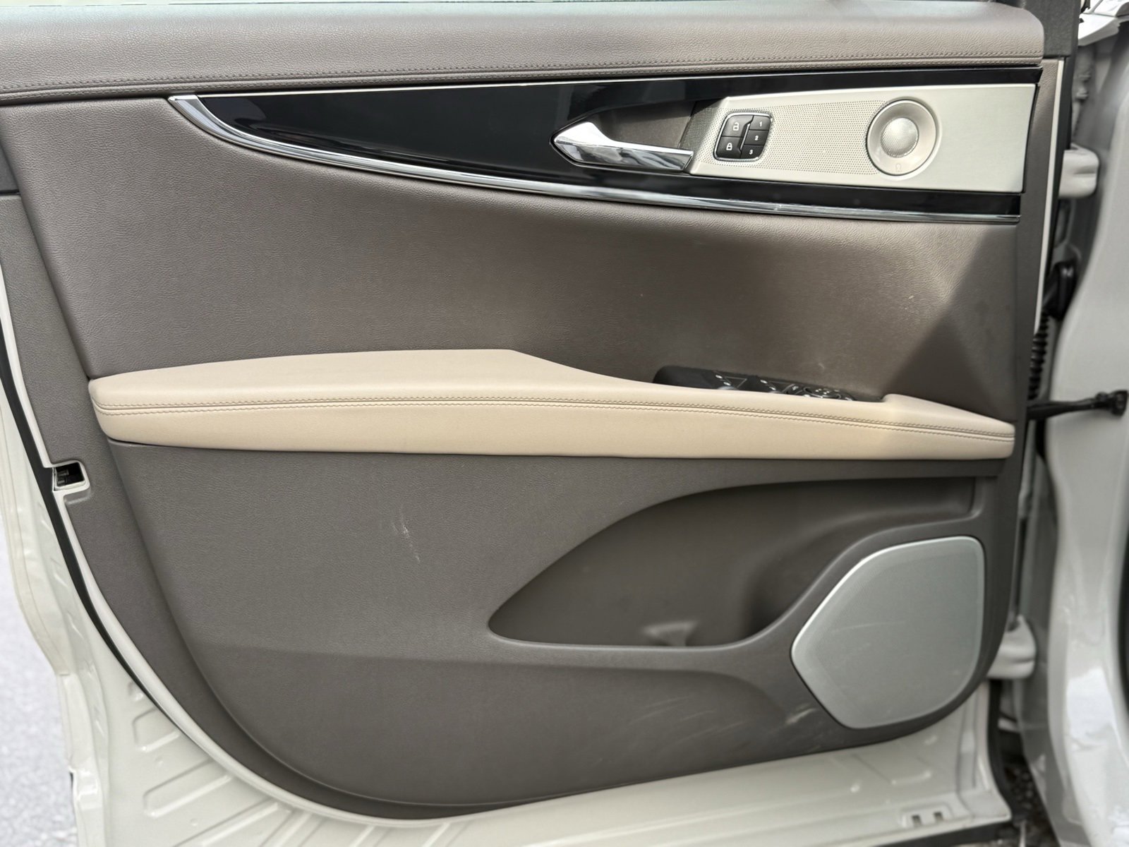 Used 2023 Lincoln Nautilus Reserve w/ Equipment Group 202A image 10