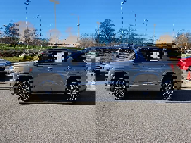 Used 2023 GMC Acadia Denali image 5