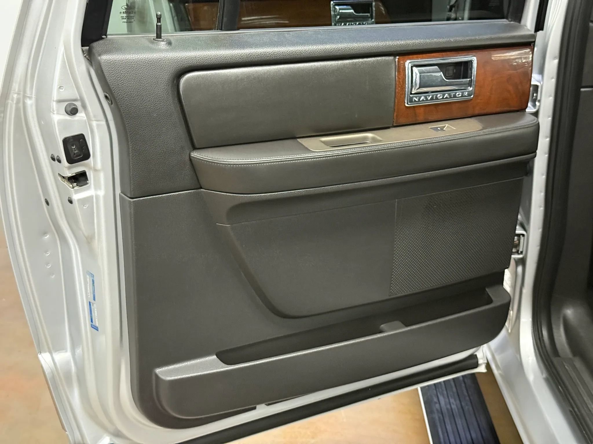 Used 2012 Lincoln Navigator L 4WD image 23