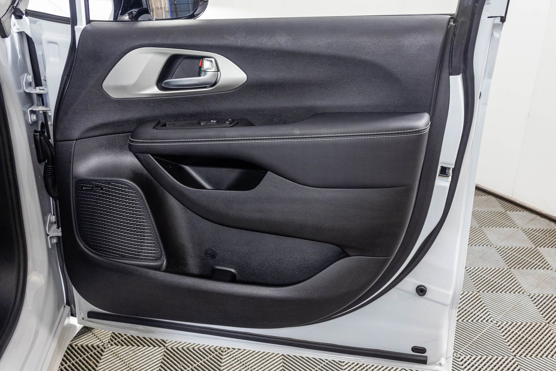 Used 2023 Chrysler Pacifica Limited w/ Uconnect Theater Family Group image 52