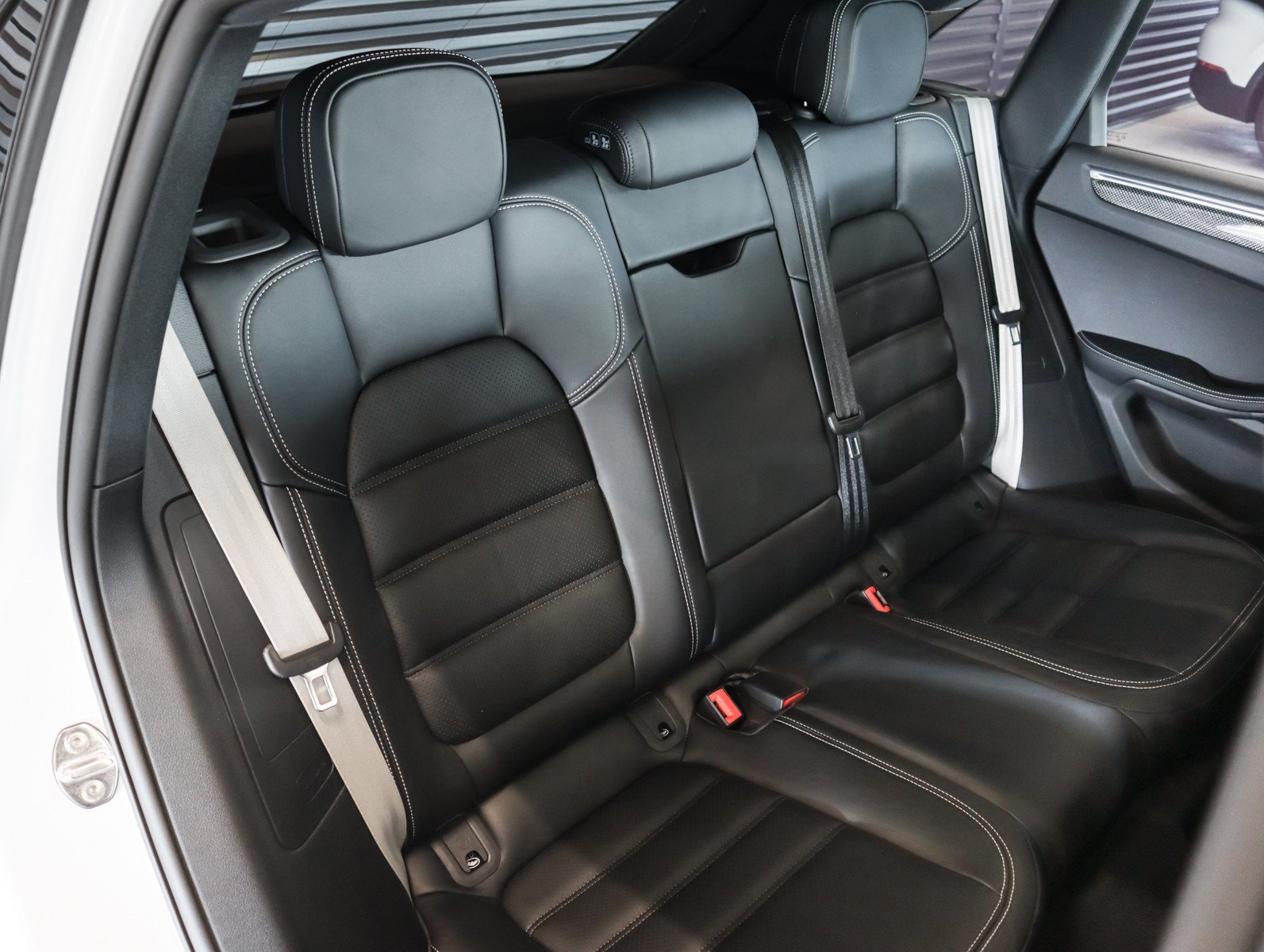 Certified 2025 Porsche Macan GTS AWD/4WD image 6