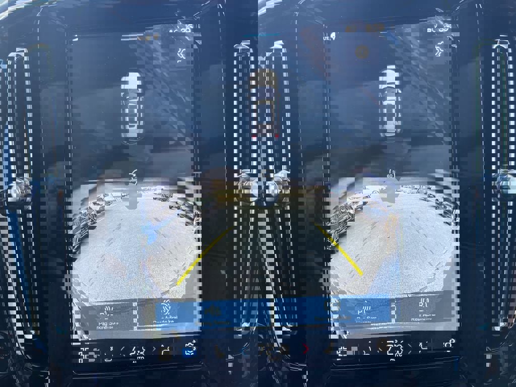 Used 2024 Volvo XC40 B5 Plus image 13