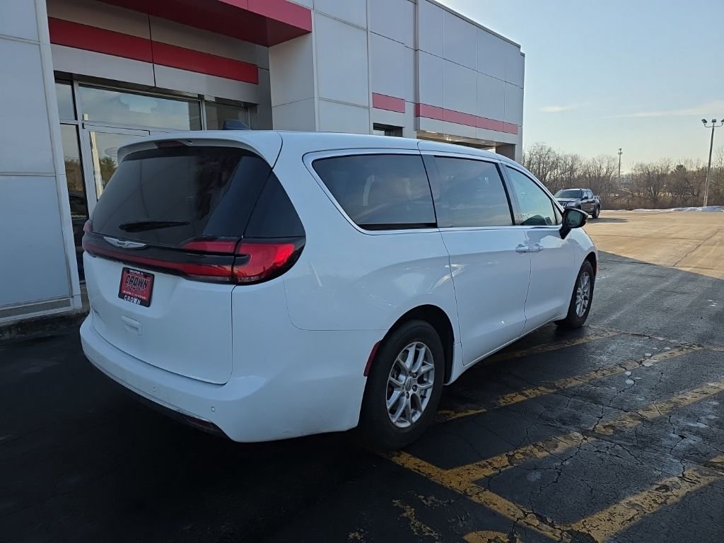 Used 2024 Chrysler Pacifica Touring-L image 3