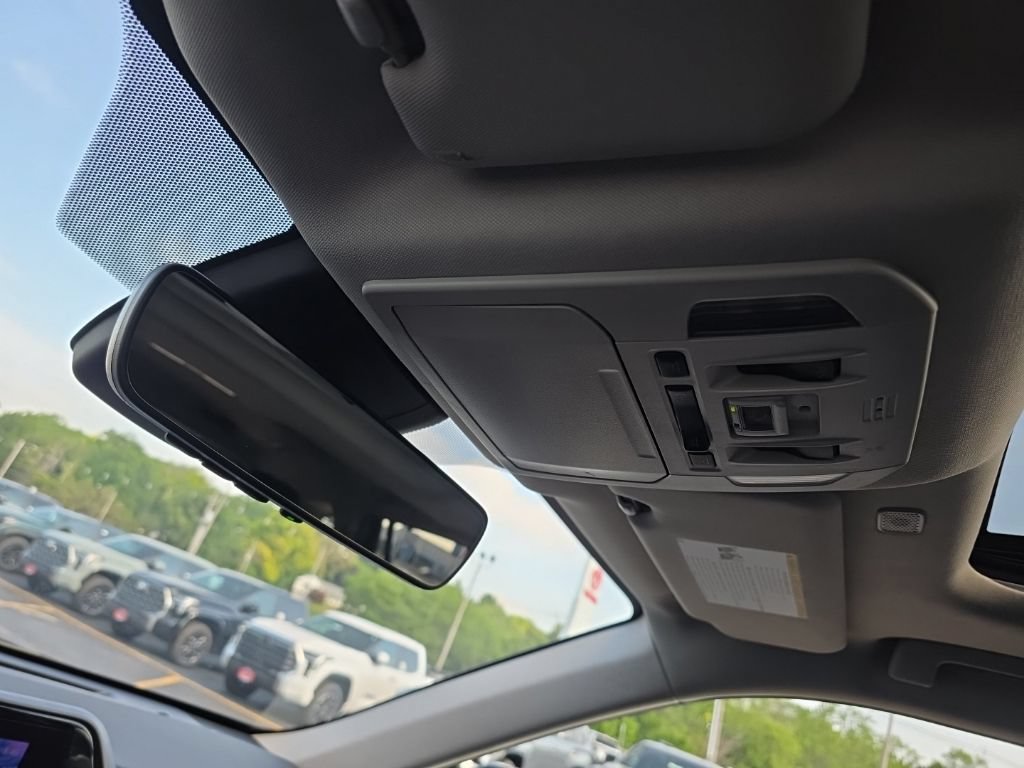 Used 2023 Toyota Highlander XLE AWD/4WD image 30