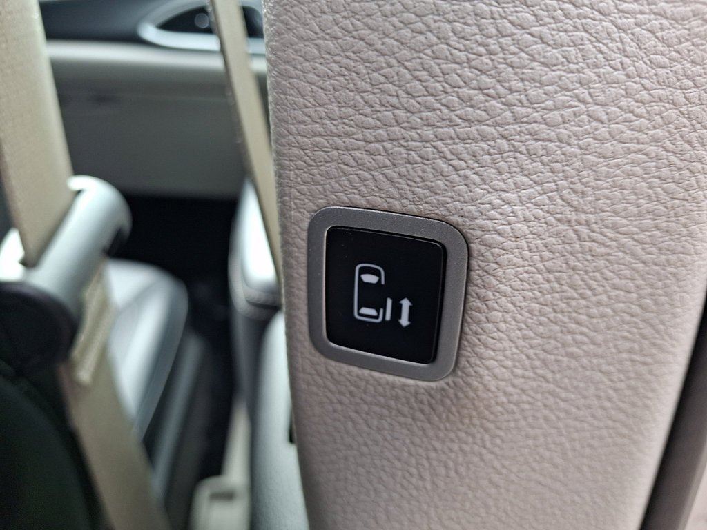 Used 2024 Chrysler Pacifica Touring-L FWD image 14