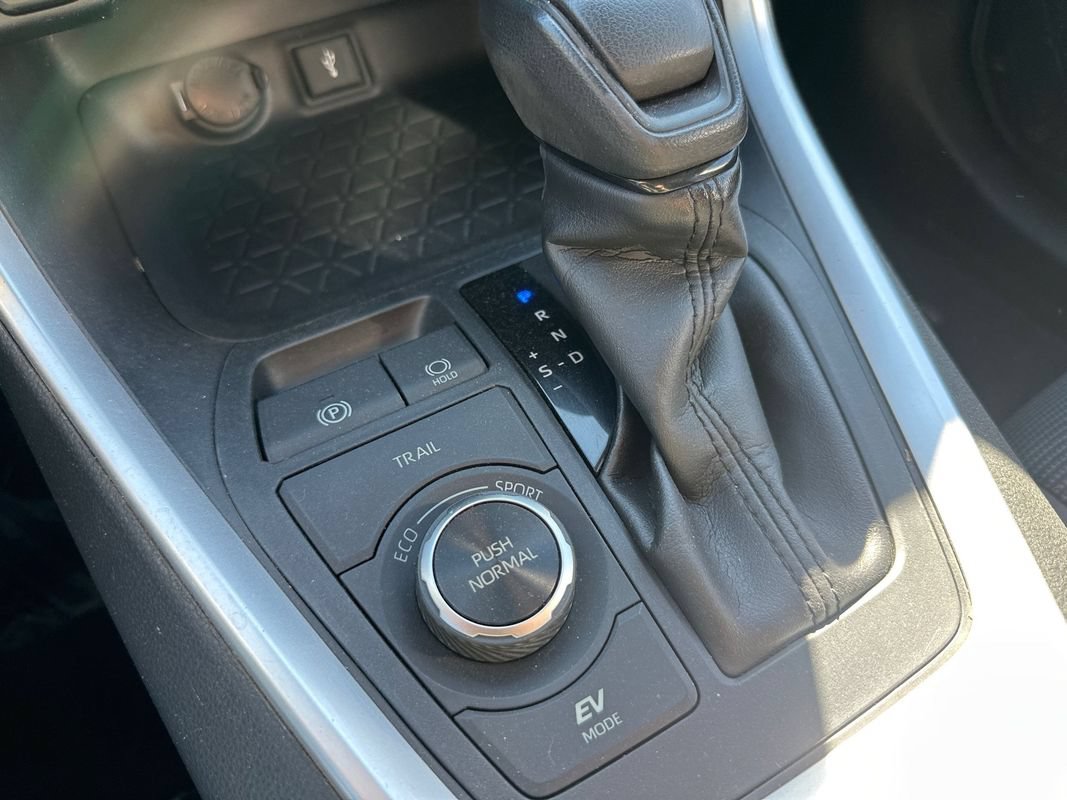 Used 2020 Toyota RAV4 LE w/ Carpet Mat Package AWD/4WD image 8