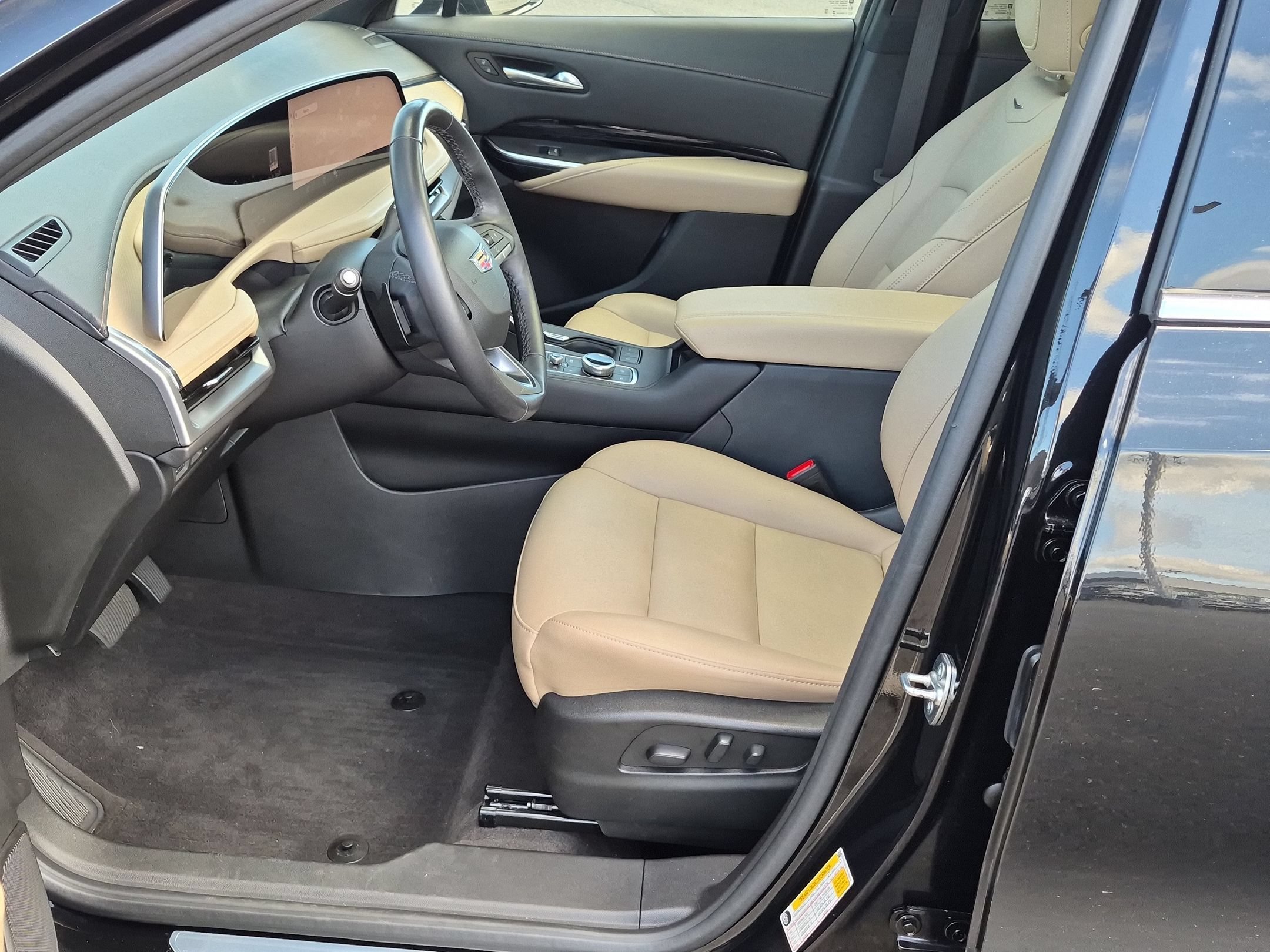 Certified 2024 Cadillac XT4 Luxury w/ Cold Weather Package AWD/4WD image 18