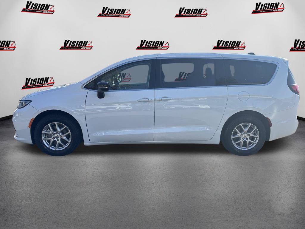 Used 2024 Chrysler Pacifica Touring-L FWD image 10