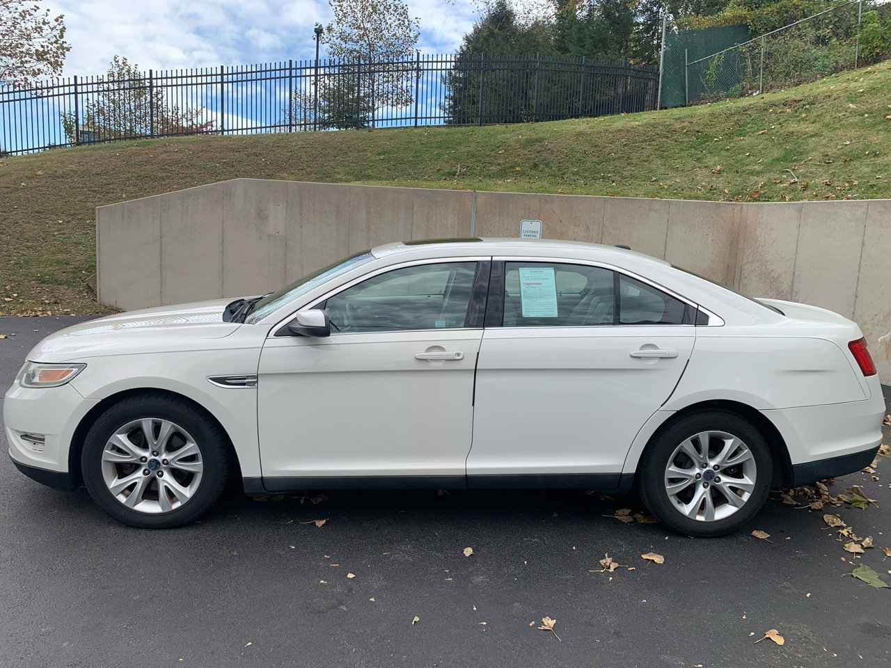 Used 2010 Ford Taurus SEL image 2