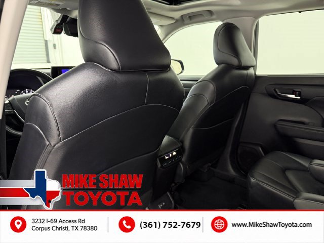 Used 2024 Toyota Highlander XLE FWD image 30