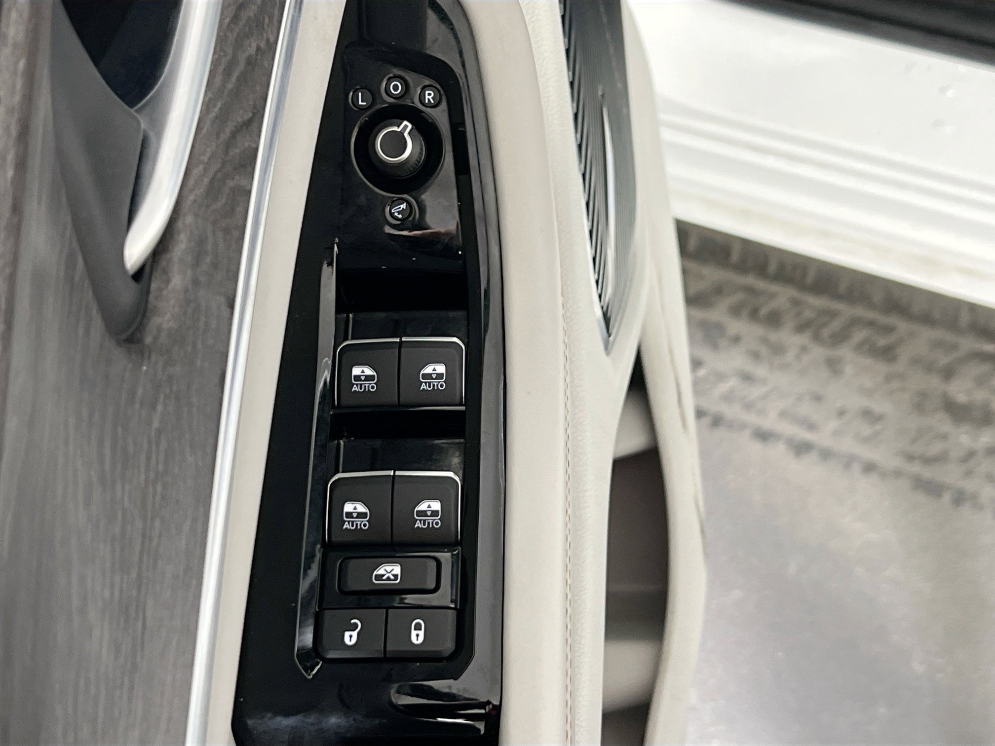 Used 2022 Jeep Grand Cherokee Overland AWD/4WD image 18