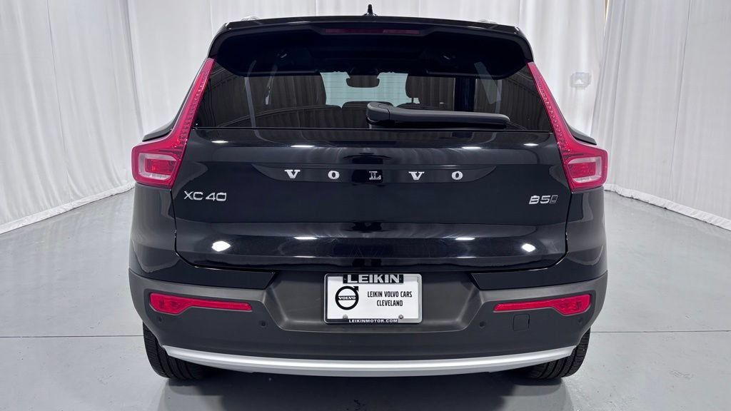 Certified 2025 Volvo XC40 B5 Plus AWD/4WD image 7