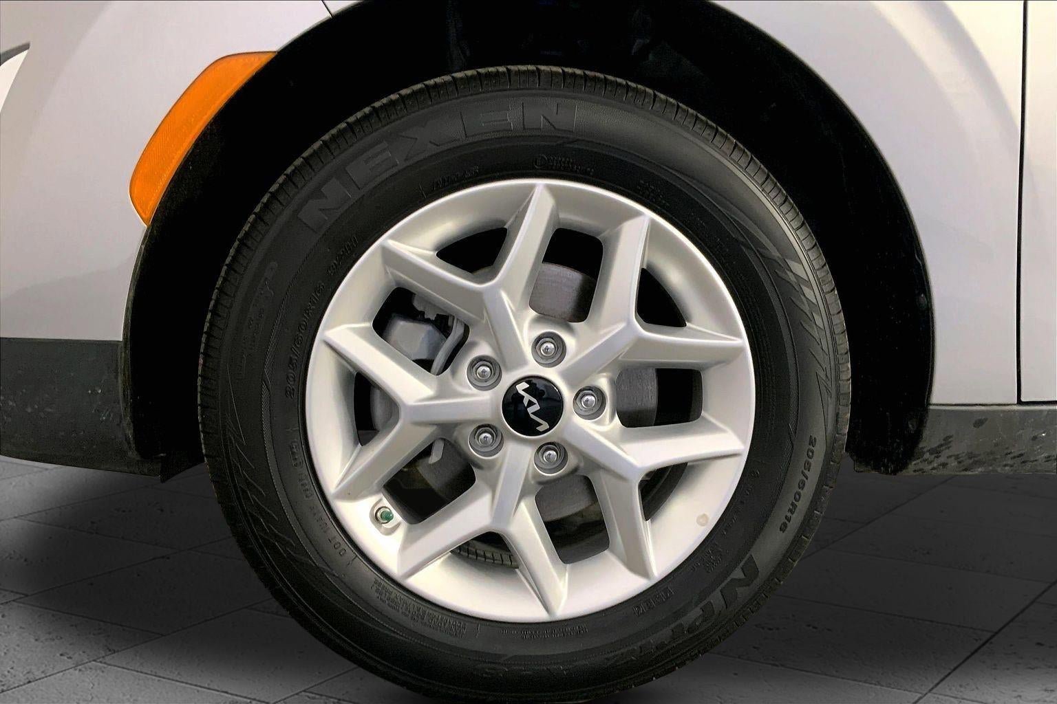 Used 2025 Kia Soul LX FWD image 9