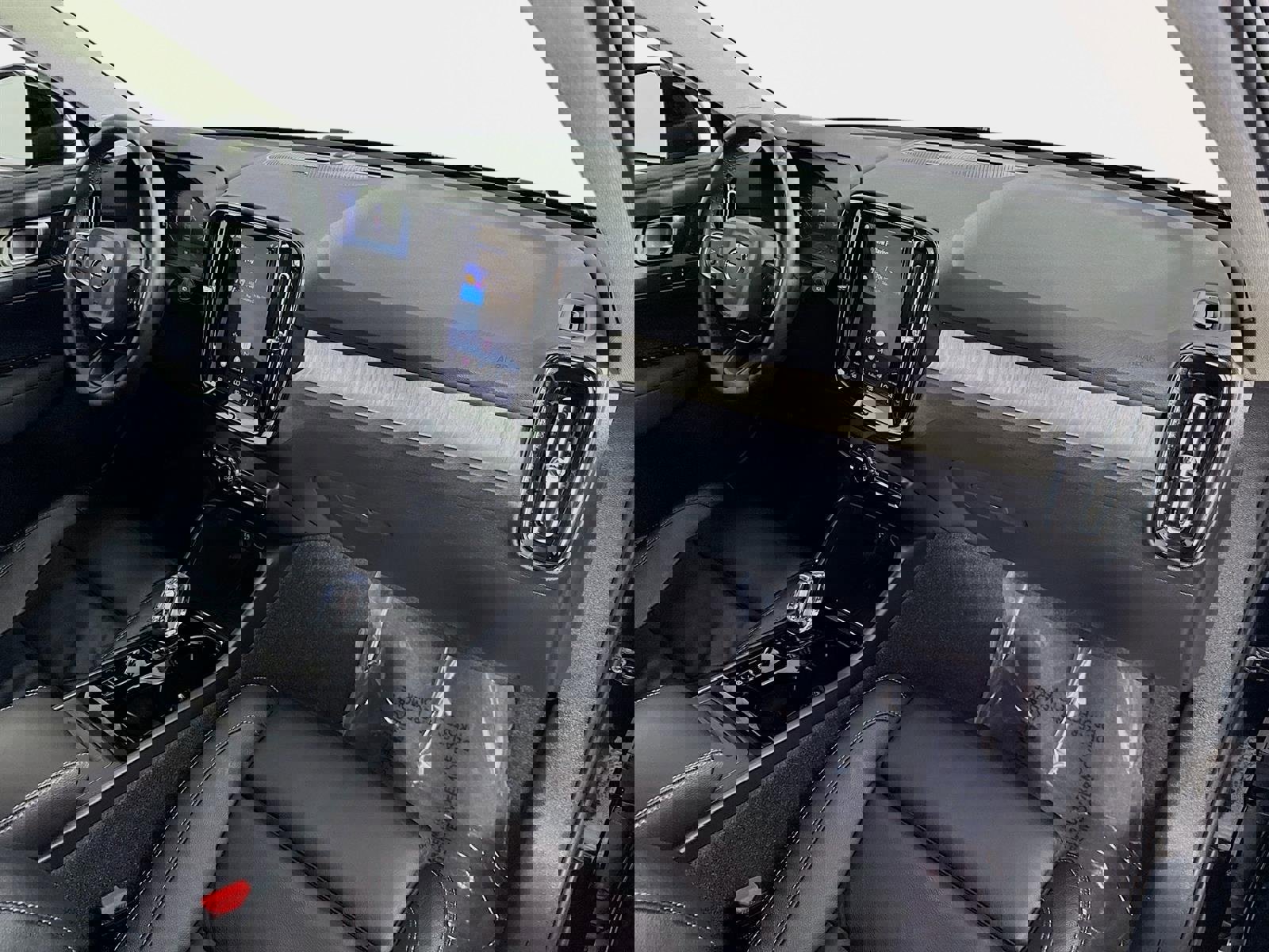 Used 2023 Volvo XC40 B4 Ultimate image 32