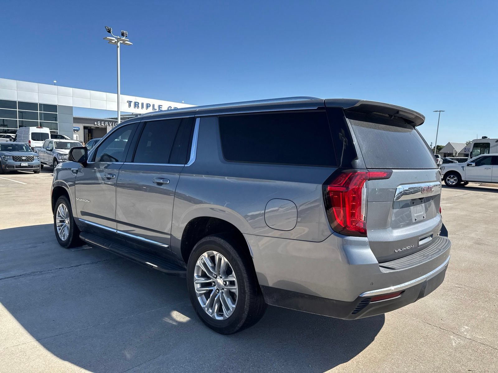 Used 2022 GMC Yukon XL SLT w/ SLT Luxury Package AWD/4WD image 5