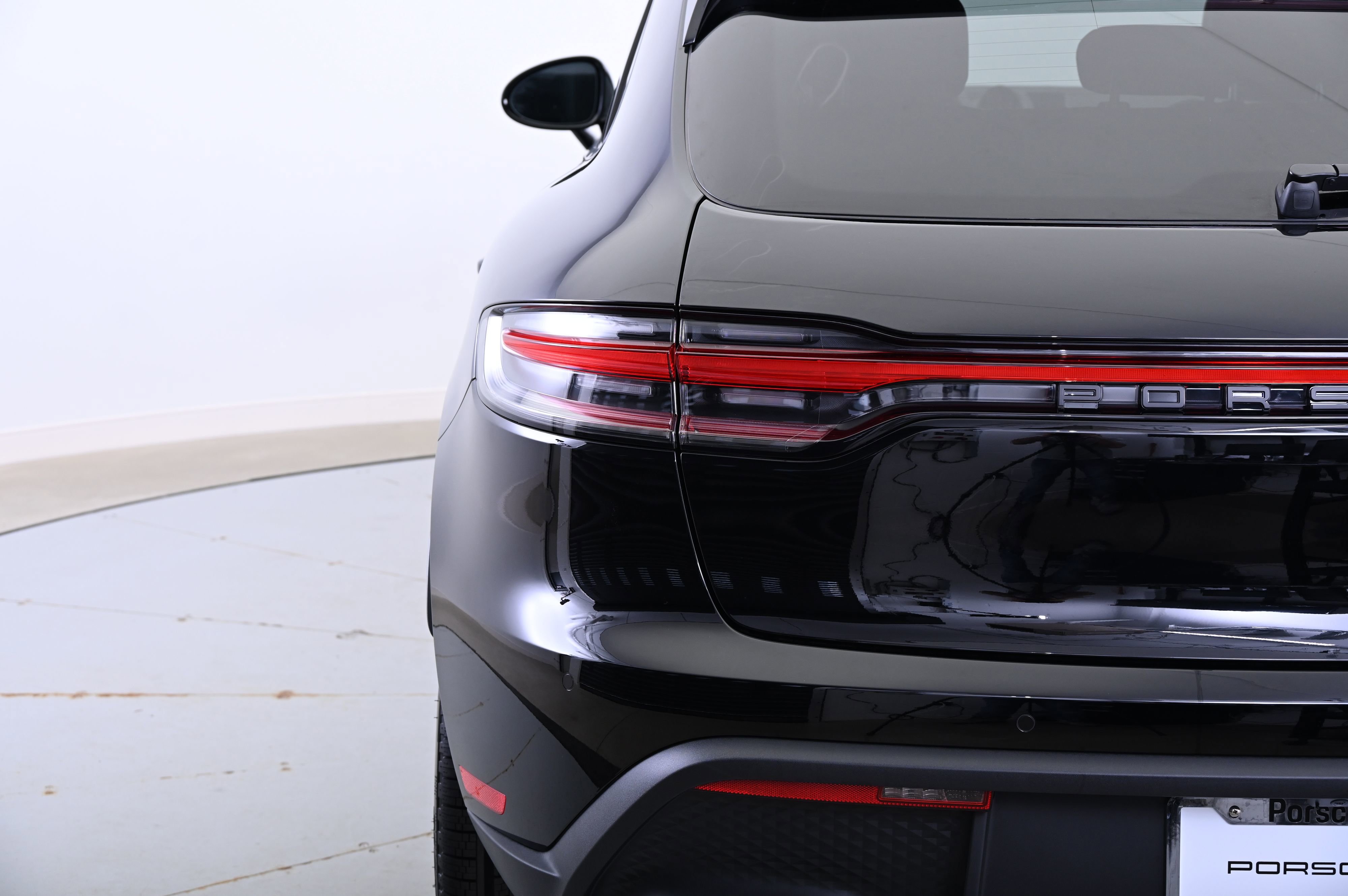 Certified 2025 Porsche Macan image 13