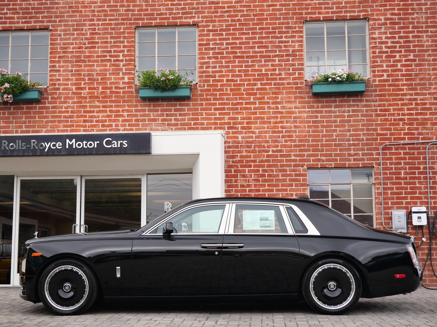 New 2027 Rolls-Royce Phantom Sedan RWD image 3