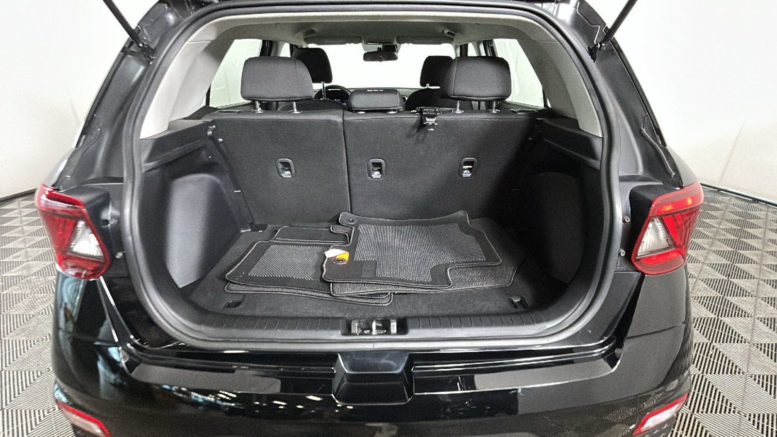 Used 2026 Hyundai Venue SE FWD image 32