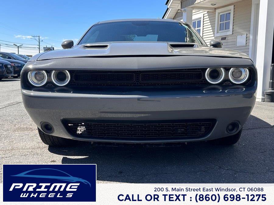 Used 2017 Dodge Challenger SXT RWD image 2