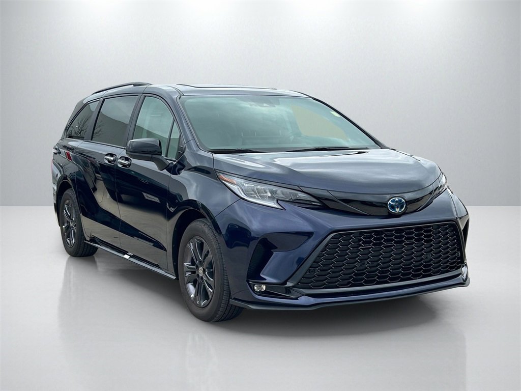 Used 2025 Toyota Sienna XSE image 3