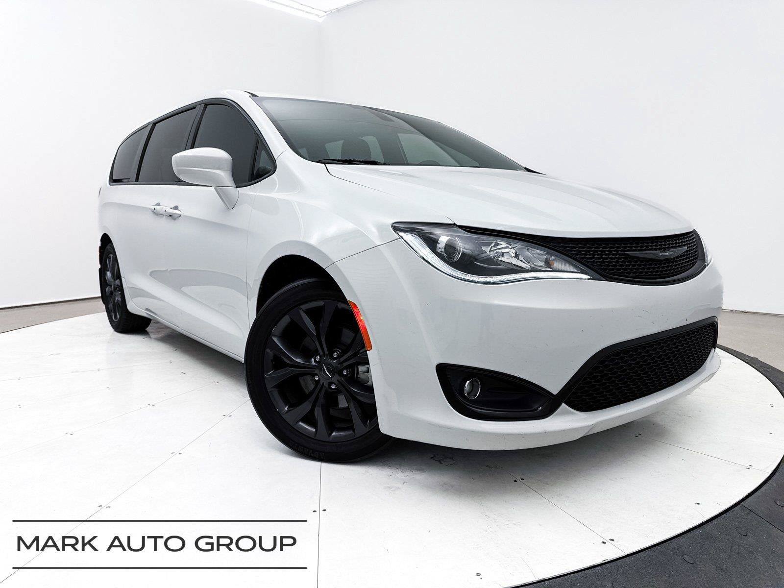 Used 2018 Chrysler Pacifica Touring Plus w/ S Appearance Package FWD image 1