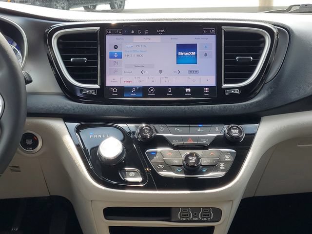 Used 2024 Chrysler Pacifica Touring-L FWD image 31
