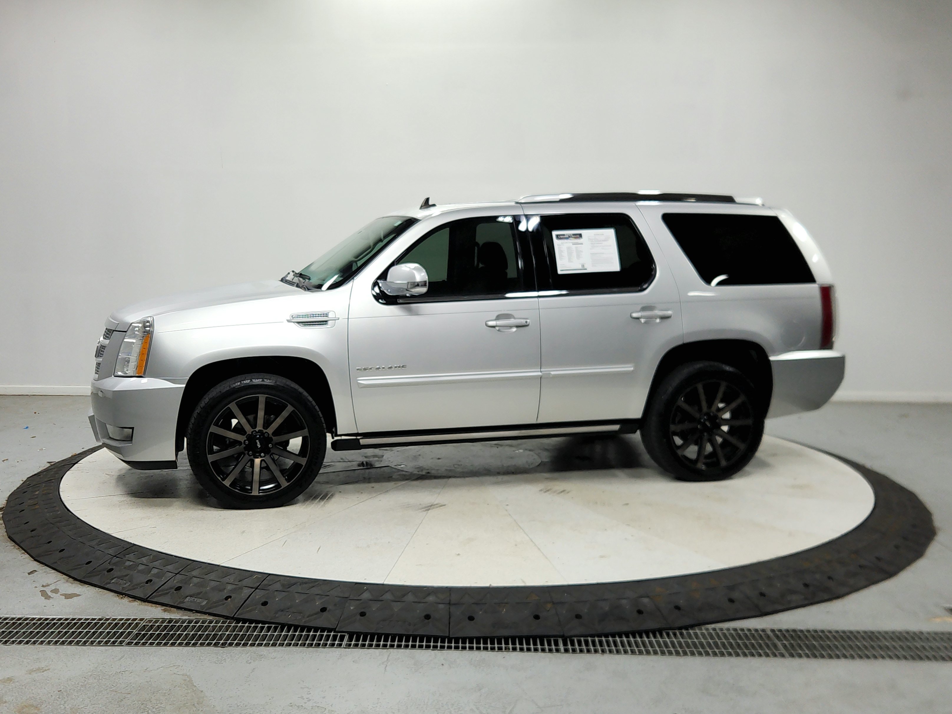 Used 2014 Cadillac Escalade Premium RWD image 5