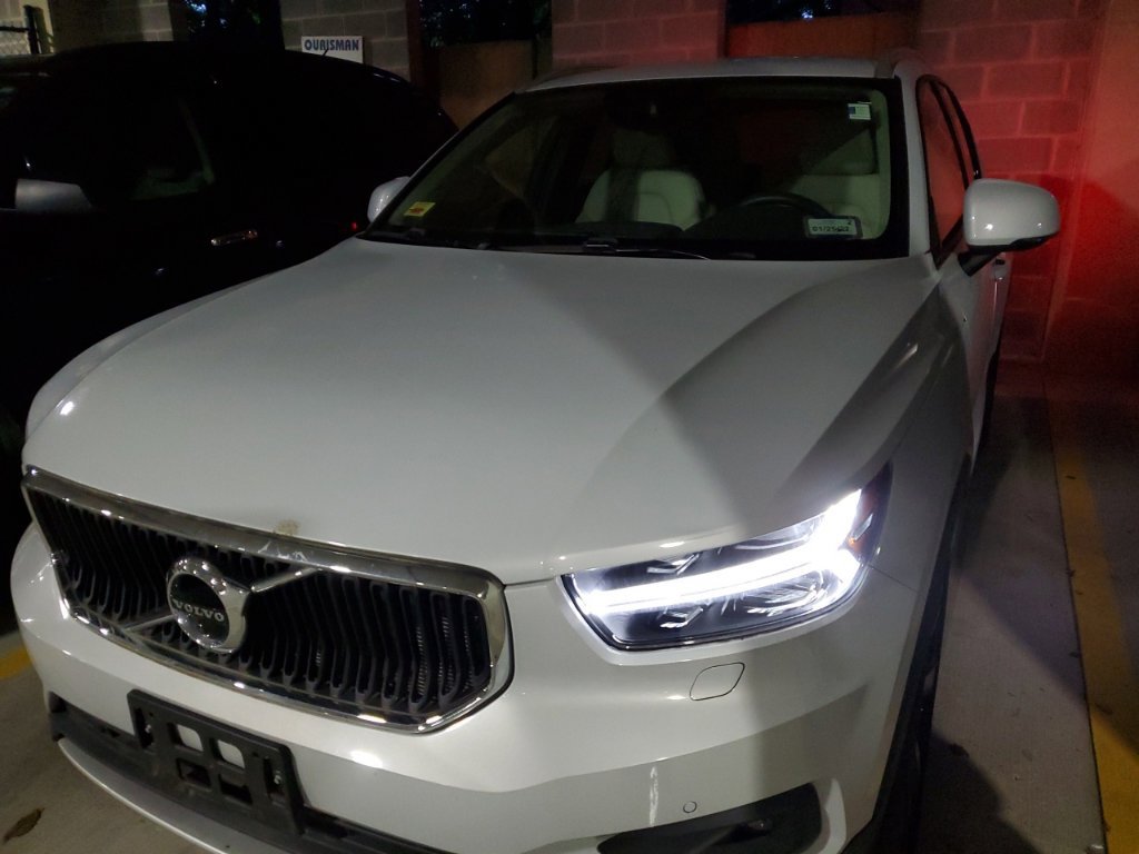 Used 2022 Volvo XC40 T5 Momentum AWD/4WD image 1