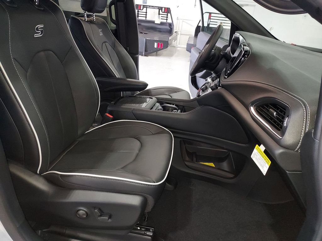 New 2026 Chrysler Pacifica Limited w/ S Appearance Package FWD image 32