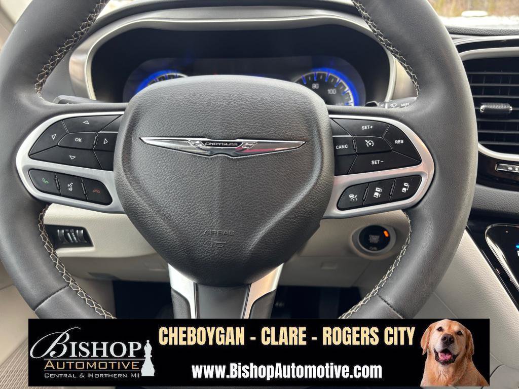 Used 2023 Chrysler Pacifica Touring-L image 35
