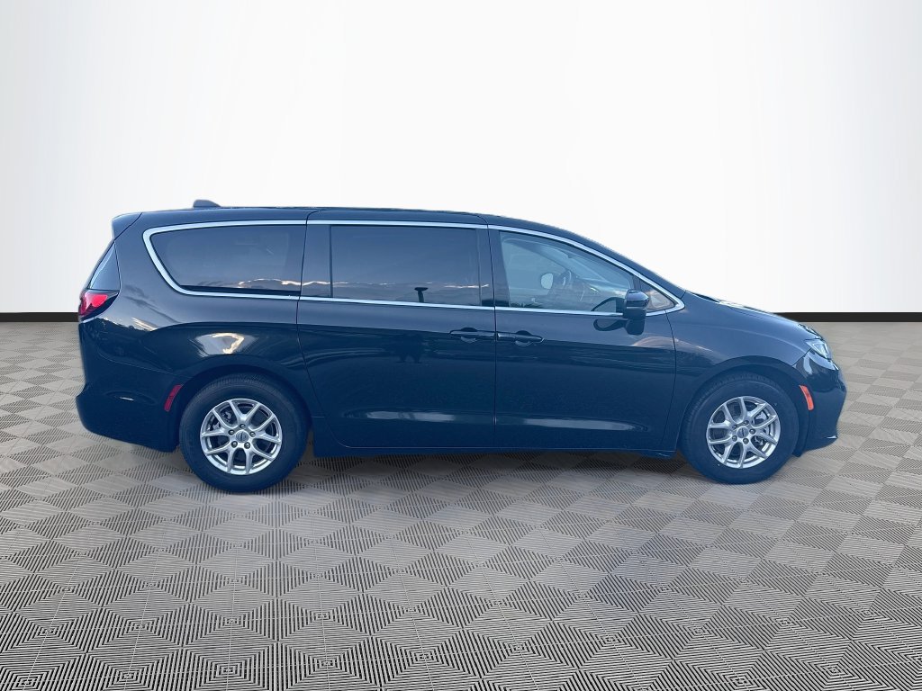 Used 2023 Chrysler Pacifica Touring-L FWD image 5