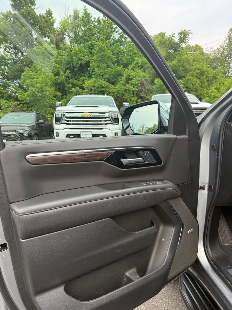 Used 2025 Chevrolet Suburban Premier AWD/4WD image 9