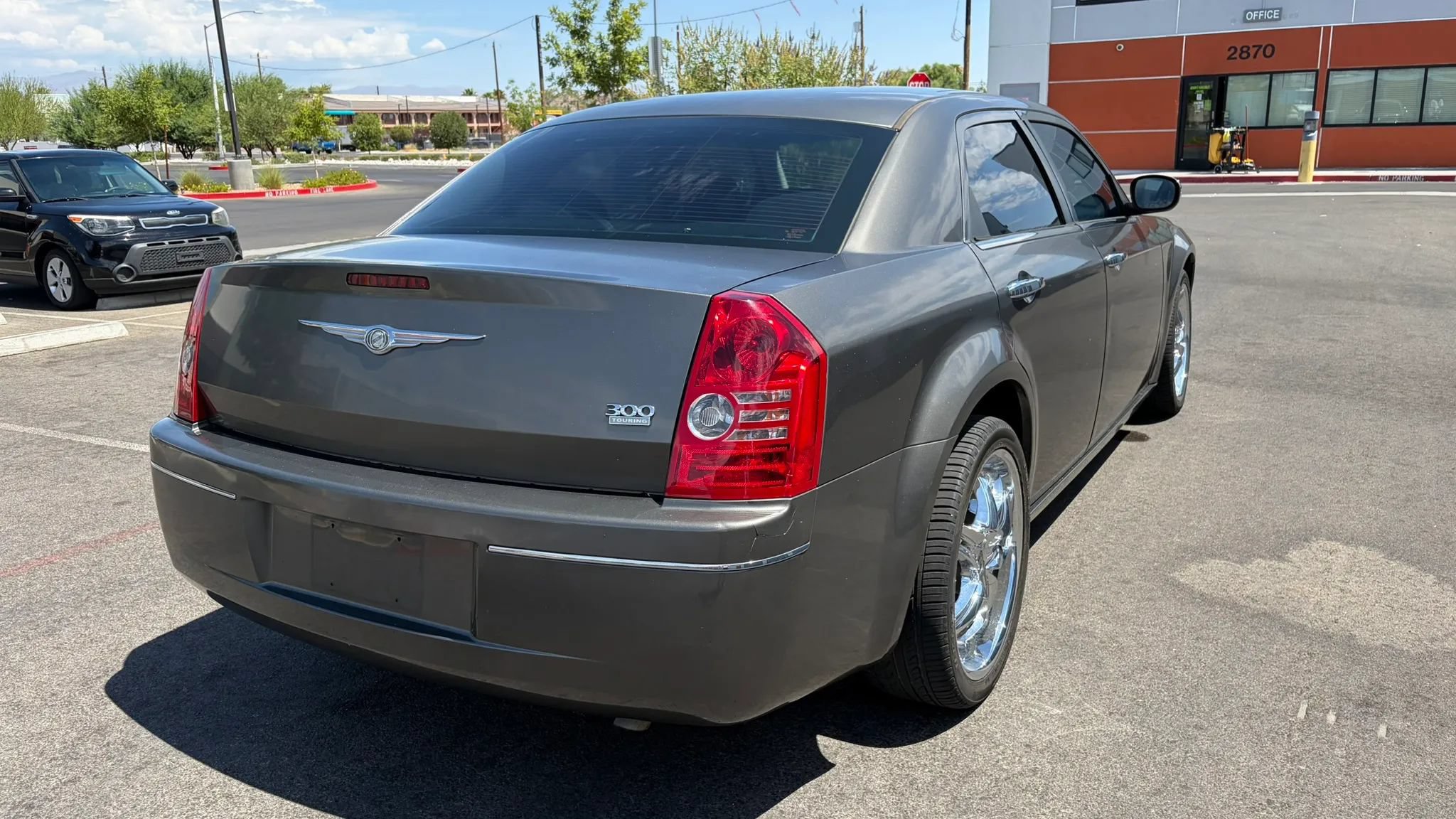 Used 2010 Chrysler 300 Touring RWD image 5