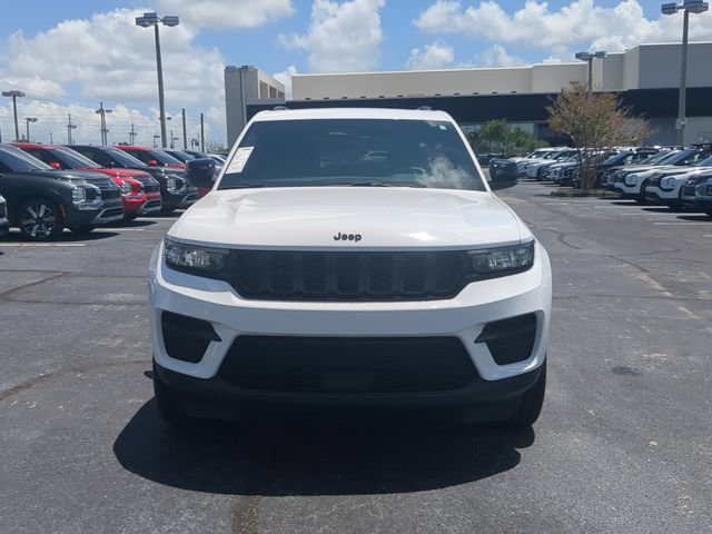 Used 2023 Jeep Grand Cherokee Altitude RWD image 3