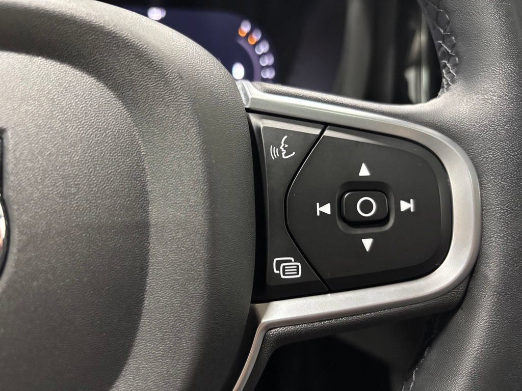 Used 2022 Volvo XC60 B5 Momentum w/ Climate Package AWD/4WD image 19