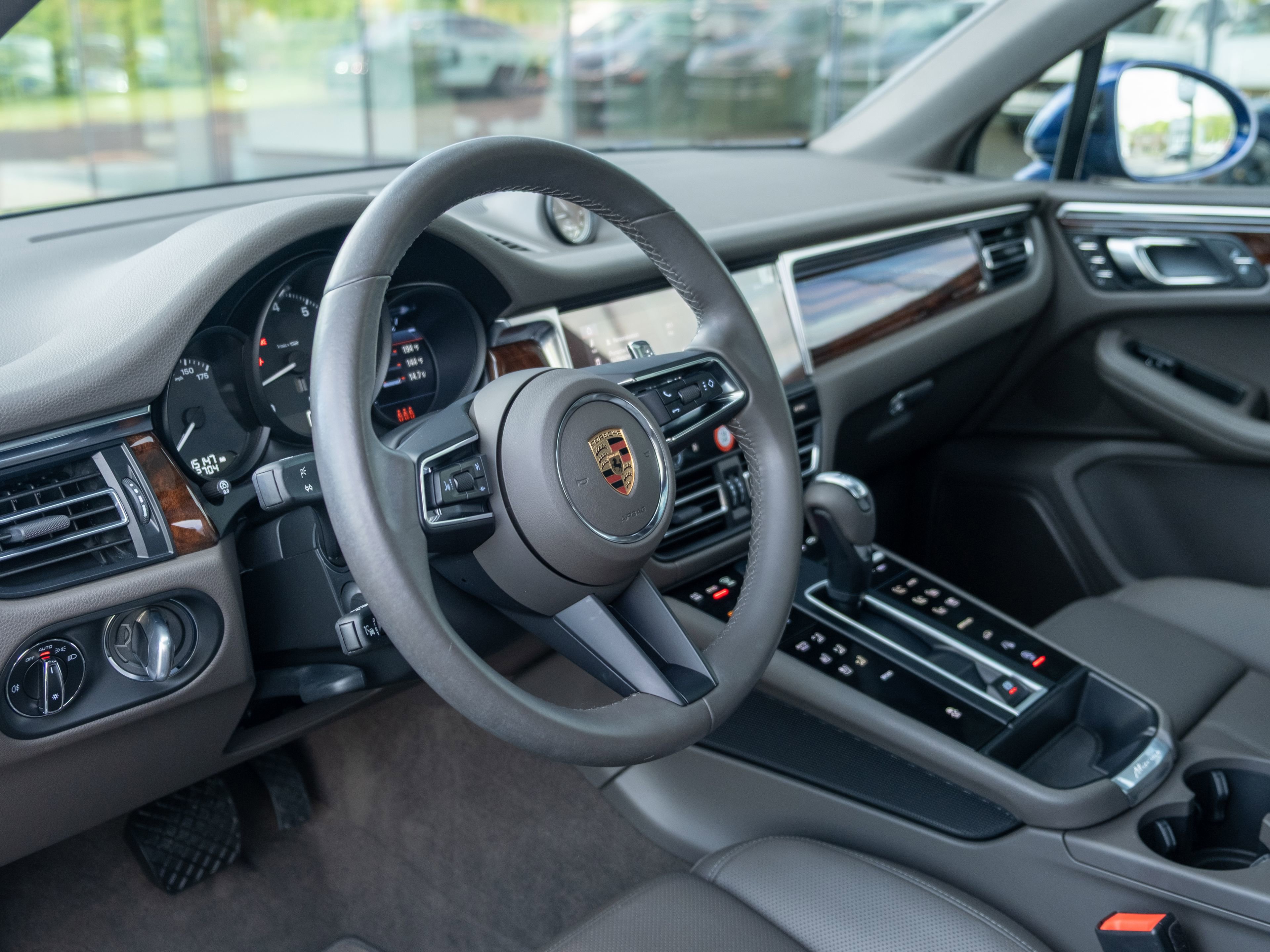 Certified 2023 Porsche Macan AWD/4WD image 4