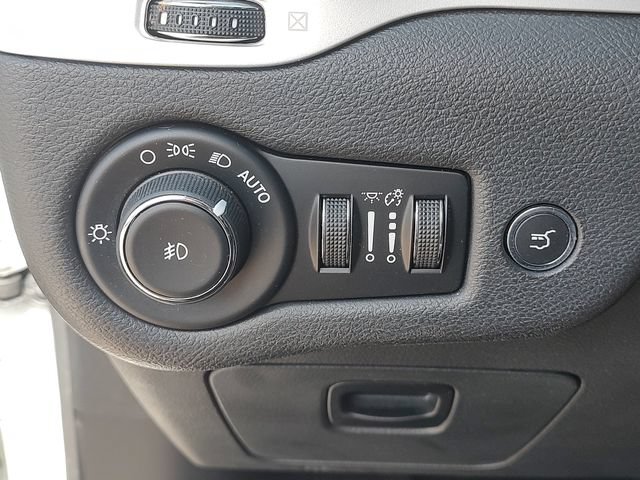 Used 2017 Jeep Cherokee Overland w/ Technology Group AWD/4WD image 25
