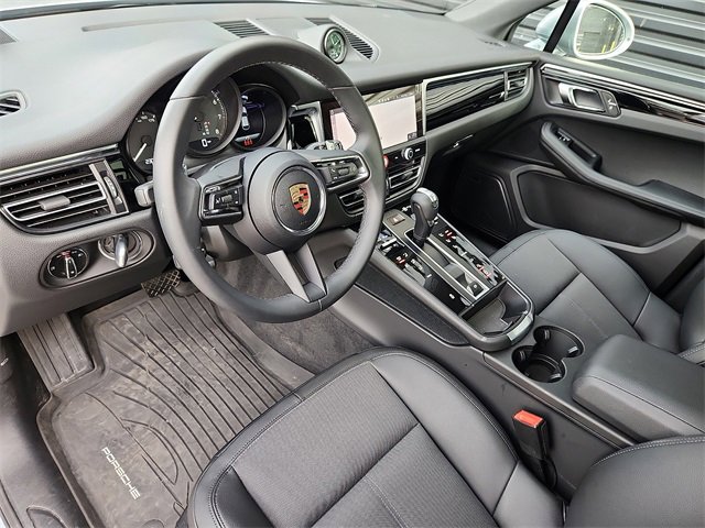 Used 2025 Porsche Macan image 4