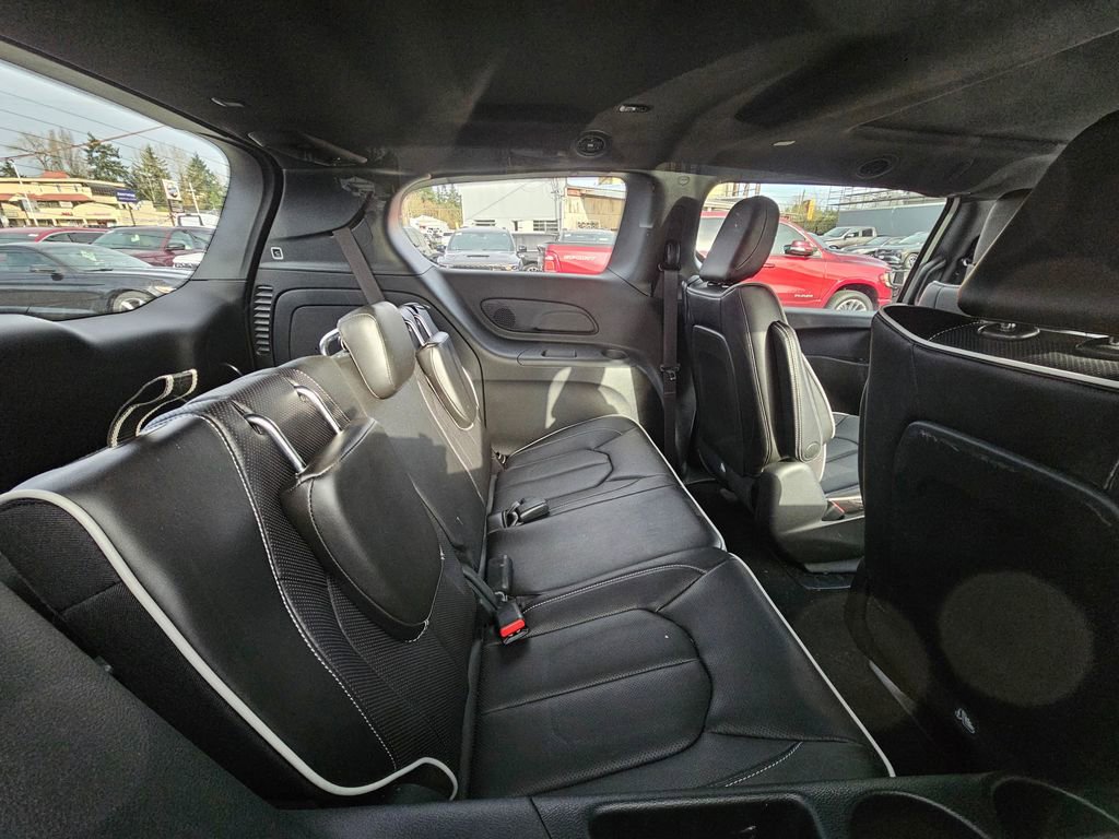Used 2023 Chrysler Pacifica Limited w/ S Appearance Package image 12