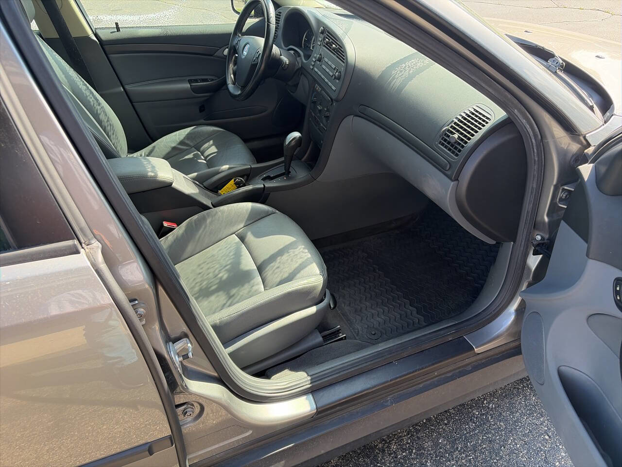 Used 2005 Saab 9-3 Linear image 2